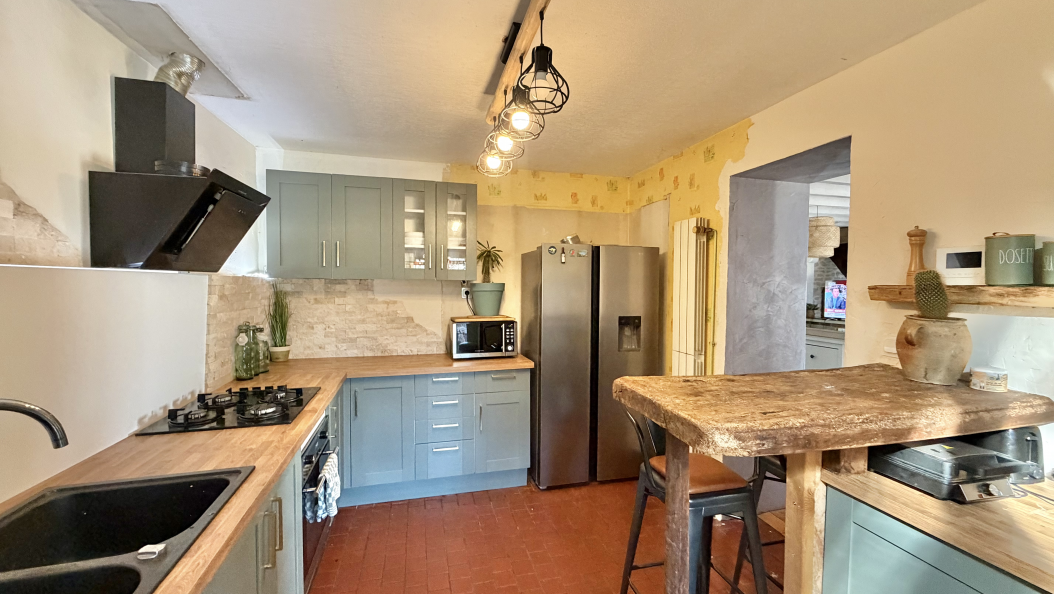 Charmante maison rénovée avec piscine chauffée et dépendances – Garchizy